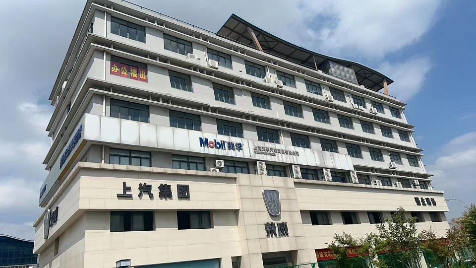 上海闵行15号线虹梅南路站50米底层办公展示商铺出租，面积1300-2000平方，租金1.3-2.0元